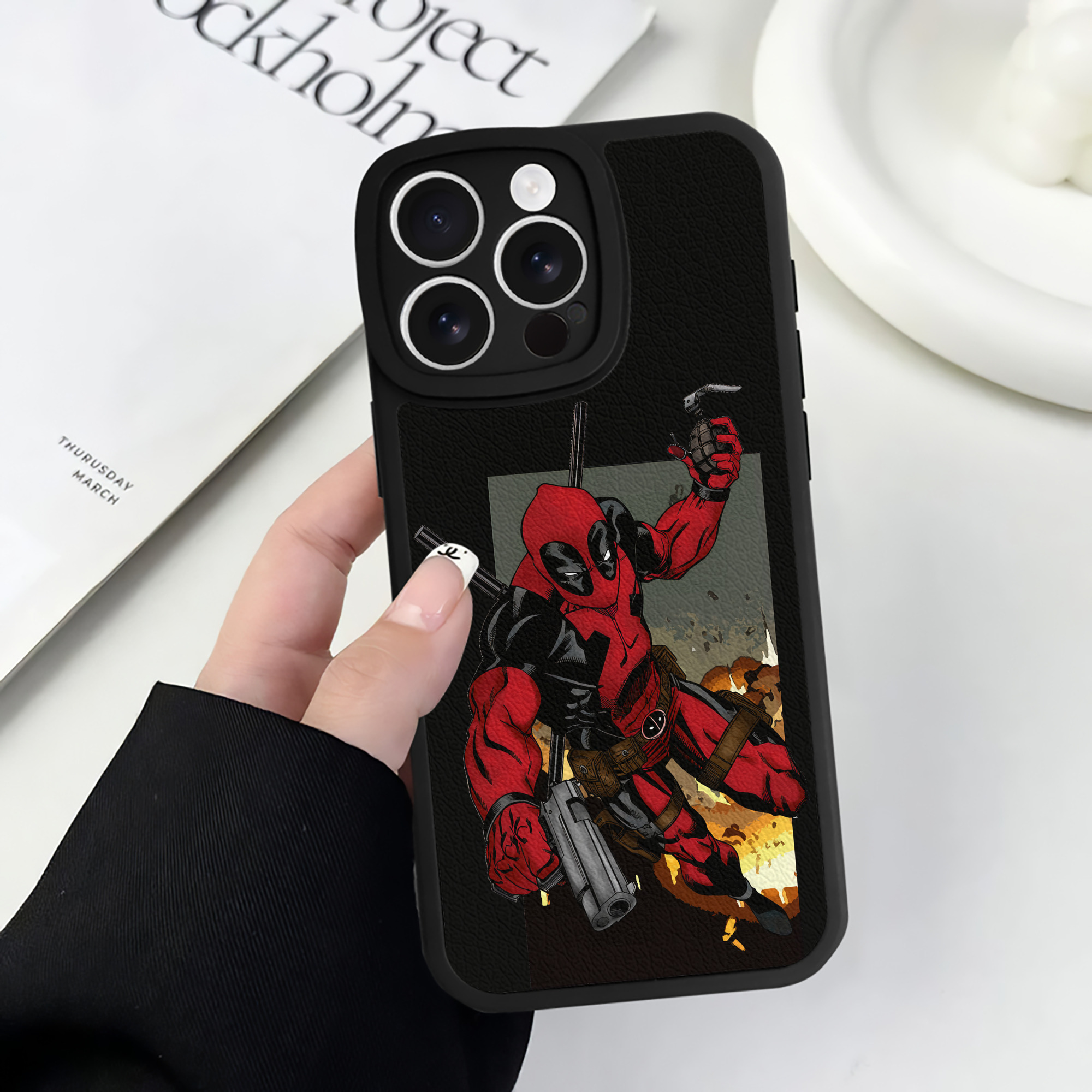 （画像用） Deadpool デッドプール 【iPhone 16シリーズ対応】シリコンスマホケース（レザー調） 材質：シリコン